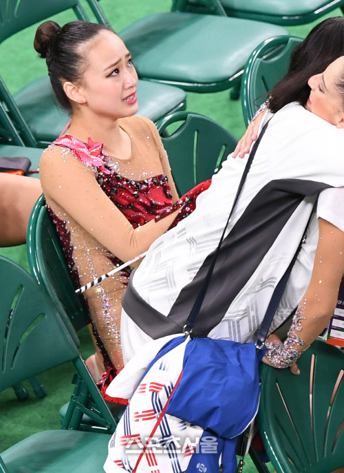 [SS포토] 리듬체조 결선을 마친 뒤 흐느끼는 손연재, 최선을 다했는데...