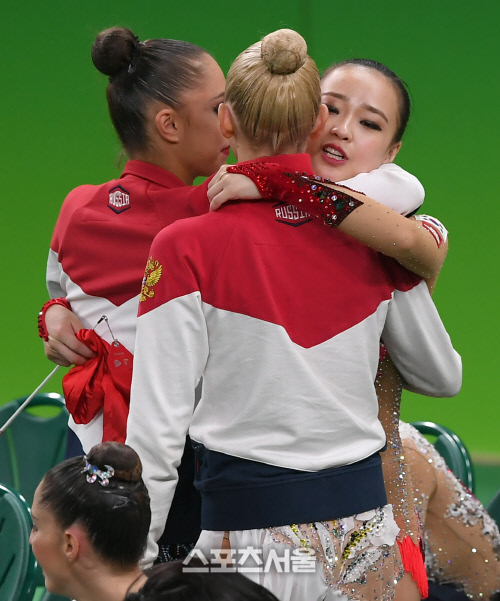 [SS포토] 손연재, 치열했던 리듬체조 결선의 승부 뒤에...눈물 섞인 인사로 마무리