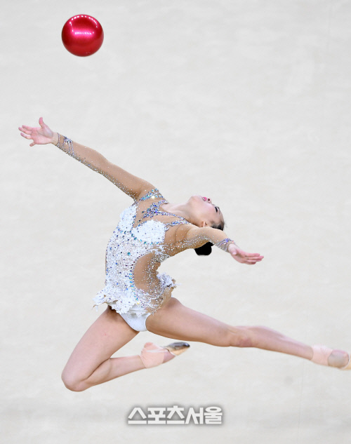 [SS포토] 손연재의 리듬 체조 결선, 완벽한 볼 연기!