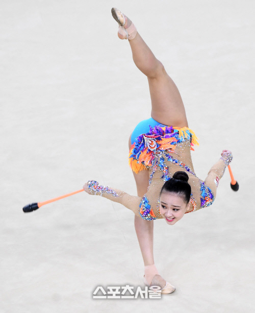 [SS포토] 손연재의 리듬 체조 결선, 흠 잡을 데 없는 곤봉 연기!
