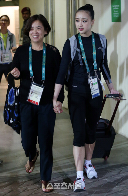 [SS포토] 손연재의 곁을 지키는 어머니, 리우에서의 마지막 순간에도...