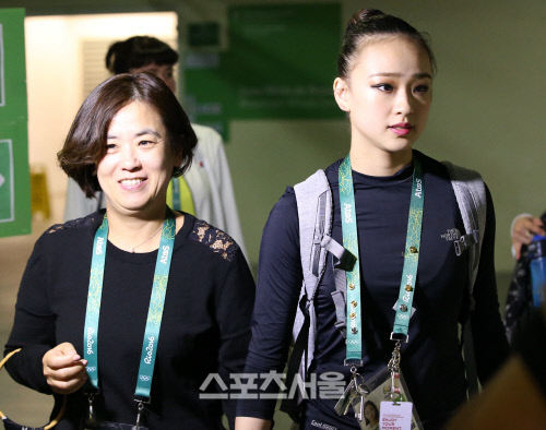 [SS포토] 손연재의 어머니, 아쉽지만 미소로 딸의 옆을 지키며...