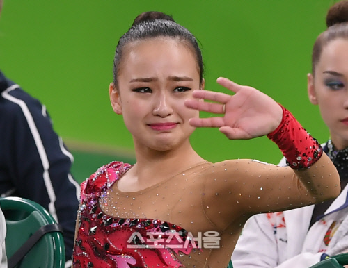 [SS포토] 울먹이며 인사하는 손연재, 종합 4위가 얼마나 아쉬웠으면...