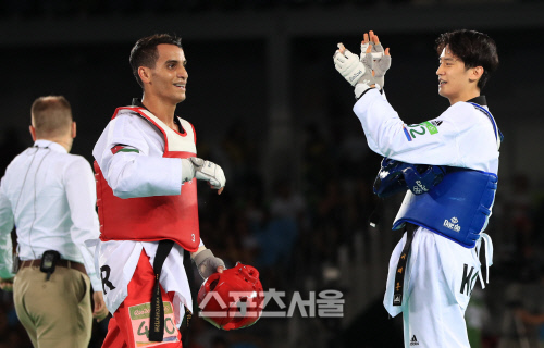 [SS포토]승자에게 박수를 보내는 이대훈