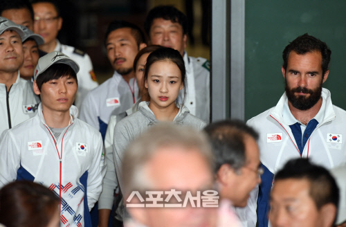[SS포토]선수단과 함께 귀국하는 리듬체조 손연재