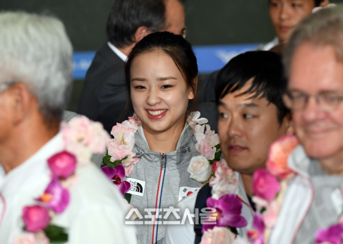 [SS포토]밝게 웃으며 귀국하는 손연재