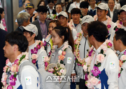 [SS포토]올림픽 마치고 선수단과 함께 입국하는 손연재
