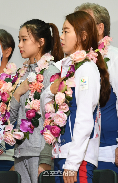 [SS포토]국기에 대한 경례하는 손연재와 장혜진