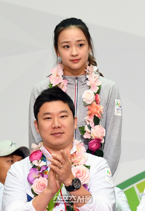 [SS포토]인사하는 손연재에게 박수 보내는 진종오