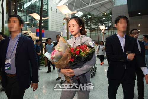 [SS포토]손연재, '메달을 딴 선수들 대단해요!'