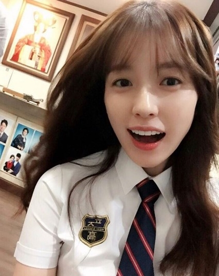 [★SNS] "교복도 완벽 소화"…한효주, 동안미녀의 정석