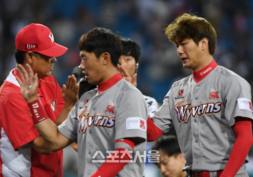 [SS포토] SK 김용희 감독, 김광현 돌아와서 고맙다!