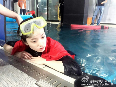 [★SNS] "힘든 수중 촬영" 한효주, 멍~때려도 깜찍함 폭발