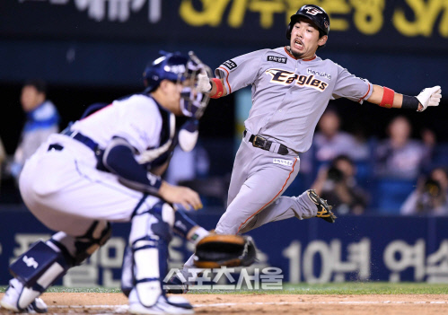 [SS포토]홈에 쇄도하는 이용규, \'바람의 아들이야~\'