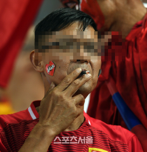 [SS포토] 관중석에서 담배 피우는 \'무개념\' 중국 응원단