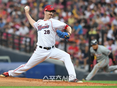 [SS포토] KIA 지크, 수염은 멋지게 길렀는데...정작 투구는?
