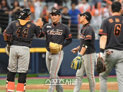 [SS포토] 한화 이태양, 넥센전 연장 11회 끝내는 마무리로 역투!