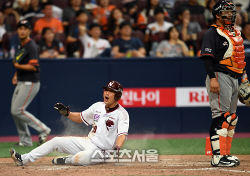 1루에서 홈까지 득점성공 이택근, 조인성은 얼음이..[SS포토]