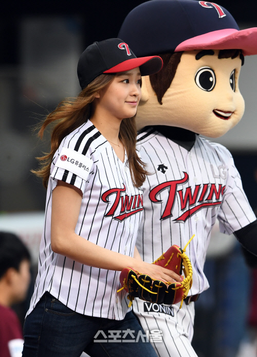 [SS포토]머리카락 휘날리며 잠실구장 입장하는 손연재