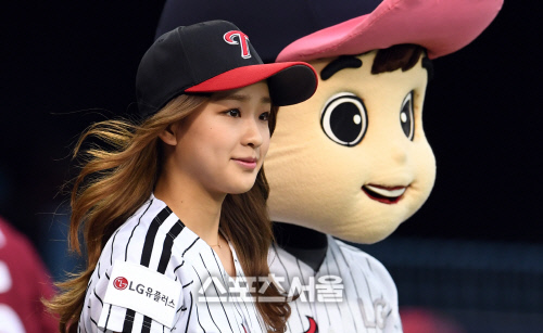 [SS포토]잠실구장에 등장하는 손연재