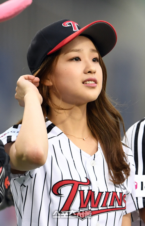 [SS포토]시구를 위해 마운드로 향하는 손연재