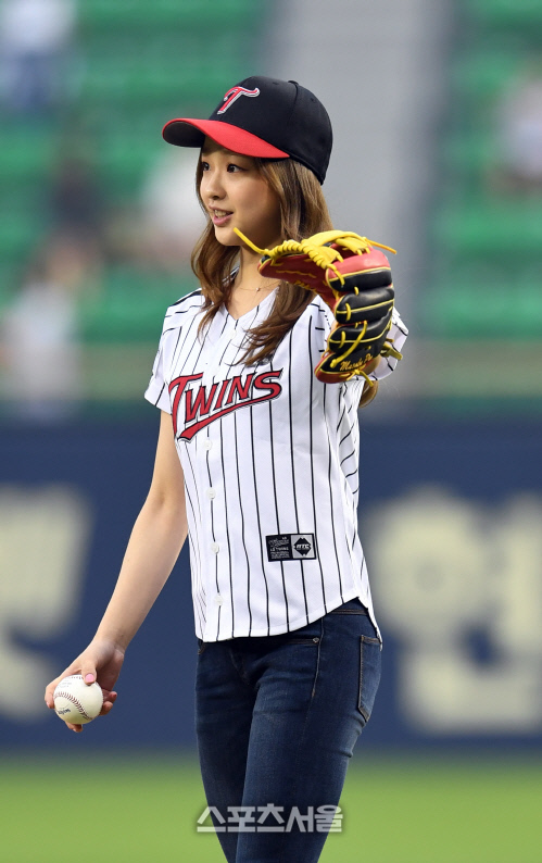 [SS포토]손연재 시구, '이제 던지면 되나요?'