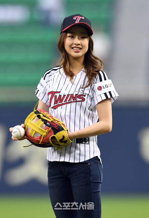 [SS포토]손연재 잠실구장 시구, '공 던집니다!'