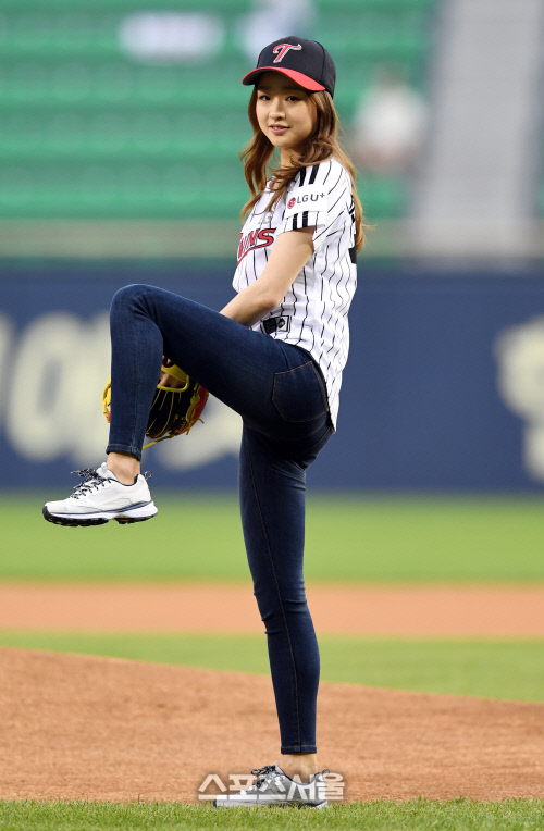 [SS포토]시구하는 손연재, 한 발 들어올리는 것 쯤이야