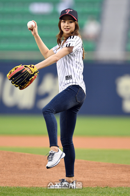 [SS포토]손연재 시구, 안정적인 자세로!