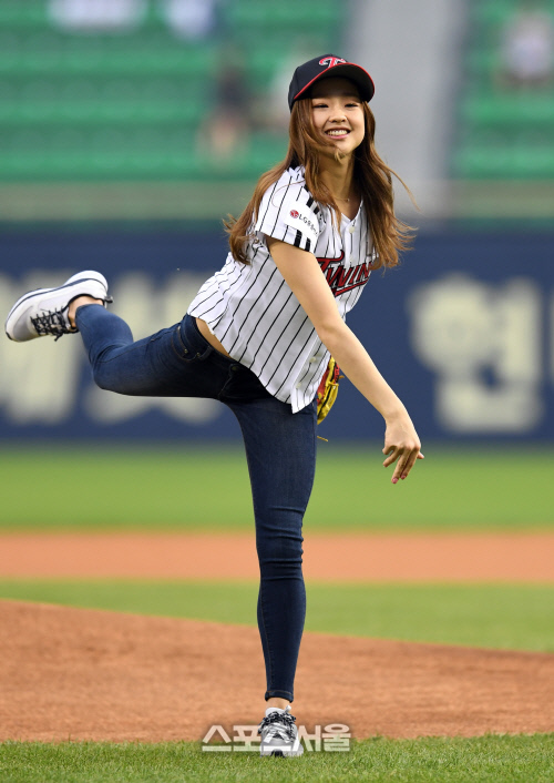 [SS포토]손연재 시구, '리듬 체조 하는 것 같죠?'