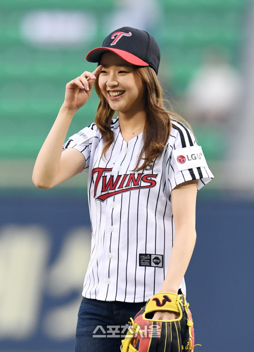 [SS포토]손연재 시구, '스트라이크 던지고 싶었는데...'