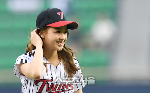 [SS포토]시구 마친 손연재의 밝은 미소