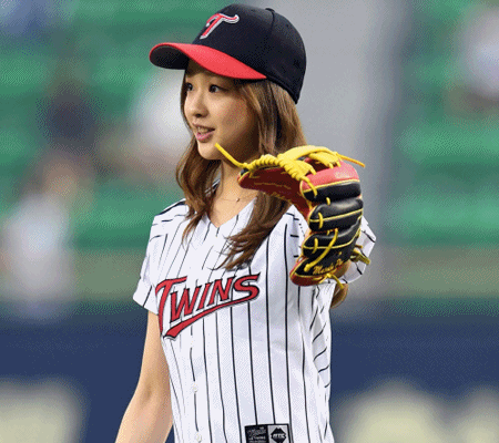 [SS움짤] 손연재 시구, 리듬체조하는 것 같죠?