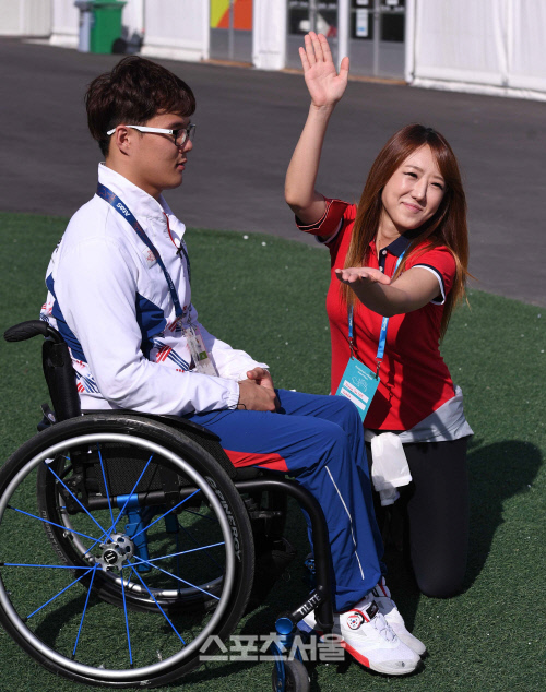 [SS포토]촬영신호를 보내는 제시카, \'도움이 되는 일이라면 뭐든~\'