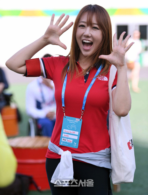 [SS포토]대한민국 파이팅을 외치는 디바 제시카, \'생방송으로 실시간 중계할께요~\'