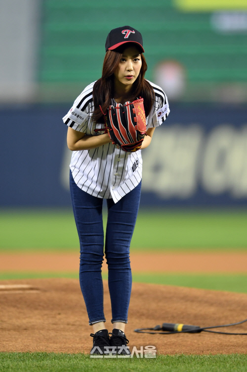 [SS포토]신중하게 포수 노려보는 미스코리아 홍나실