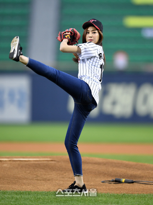 [SS포토]힘찬 하이킥, 미스코리아 홍나실의 시구