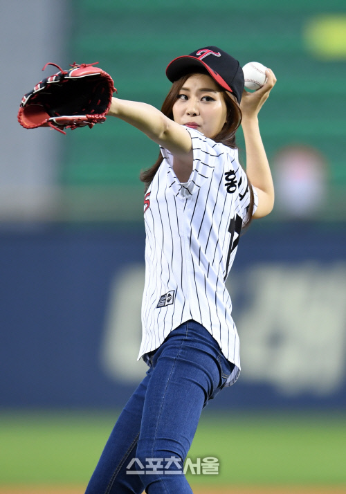 [SS포토]LG-넥센전 시구하는 미스코리아 홍나실