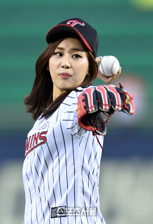 [SS포토]미스코리아 홍나실 시구, 'LG의 가을 야구 응원합니다!'