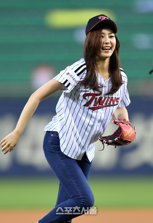 [SS포토]미스코리아 홍나실 시구, 표정도 밝게1