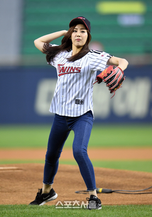 [SS포토]잠실구장 시구하는 미스코리아 미 홍나실