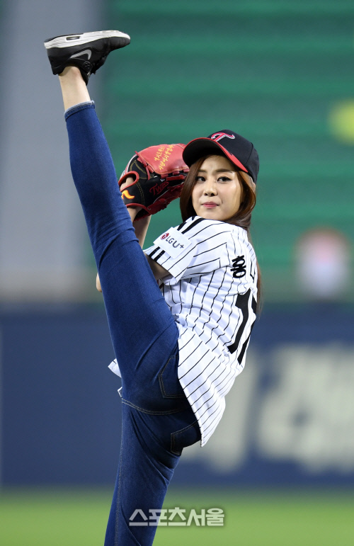 [SS포토]미스코리아 홍나실 시구,  무용학도다운 하이킥