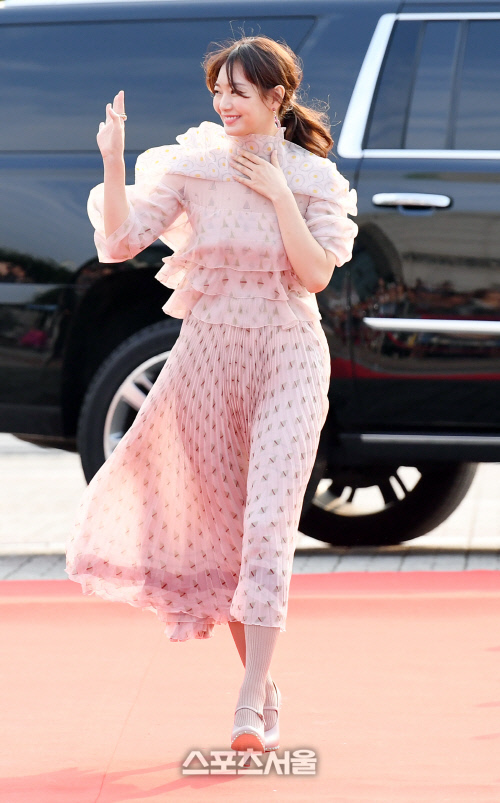 [SS포토]밝은 미소로 손인사 하는 신민아