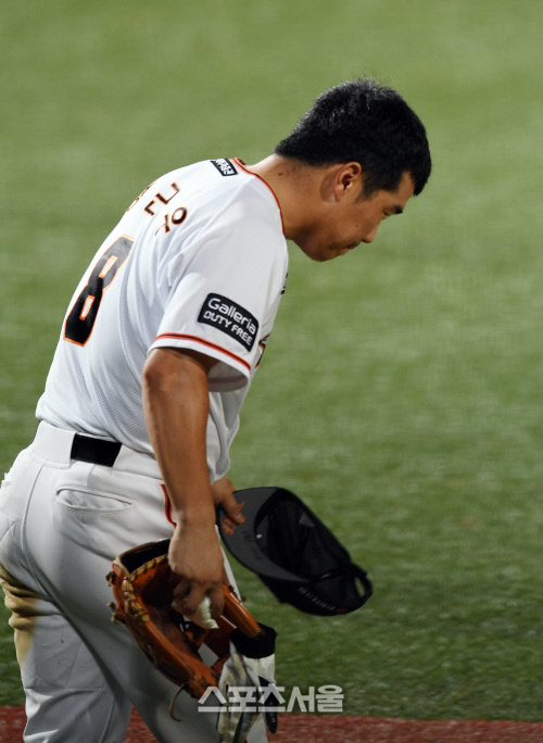 [SS포토]11년 연속 20도루 달성 정근우, 팬 여러분 감사합니다!