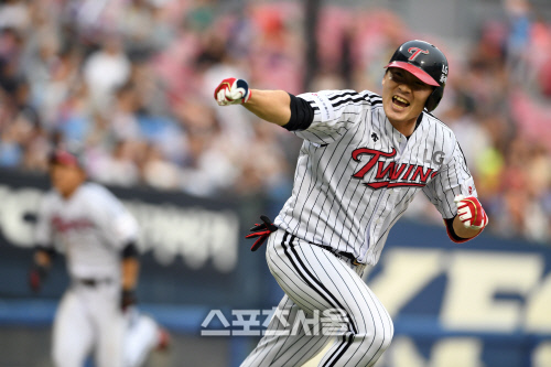 [SS포토]LG 이형종, 동점 만루 상황에서 2타점 적시타