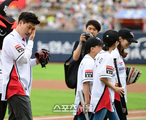 [SS포토] 떠나는 장성호, 아쉬움을 뒤로 하고