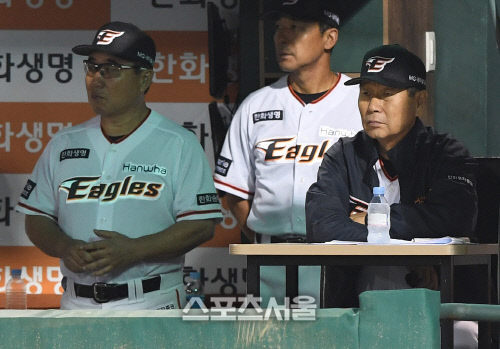 [SS포토] 한화 김성근 감독, 점수를 더 뽑아야 하는데...