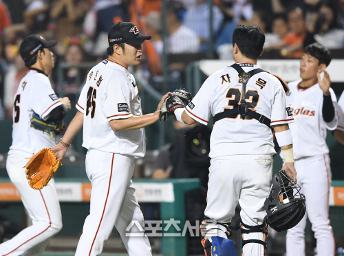 [SS포토] 한화 송은범, kt전 8이닝 1실점 호투 빛났지만...?