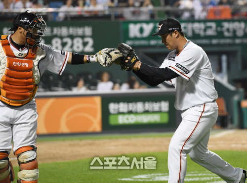 [SS포토] 한화 장민재, 조인성에 공손한 두손 하이파이브?
