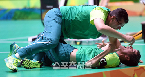 [SS포토]코트에 누워 열광하는 보치아 금메달 안토니우, \'이감격이여~\'